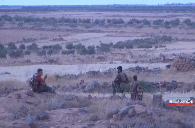“Quân đội Syria đã tấn công thành trì của phiến quân IS tại khu Toloul al-Safa nằm sâu trong khu Đông Badiyeh ở Sweida từ nhiều hướng và giành quyền kiểm soát thêm nhiều khu vực chiến lược”, nguồn tin chiến trường cho hay. Ảnh: AMN.