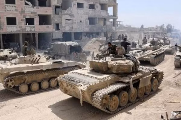 Cùng lúc, các binh sĩ Syria đã tấn công nhóm khủng bố Turkistan khi chúng đang gài bom trong những ngôi nhà và trang trại bỏ hoang gần thị trấn al-Hawiz ở vùng Sahl al-Qab, Tây Hama, buộc chúng phải rút lui sau khi hứng chịu tổn thất nặng nề. Ảnh: FNA.