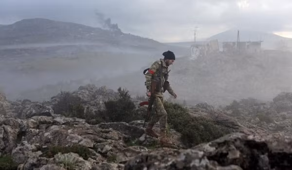Trong khi đó, theo hãng Fars (Iran), Cơ quan Giám sát Nhân quyền Syria (SOHR) dẫn các nguồn tin cho hay, phiến quân HTS cùng nhiều nhóm phiến quân khác đã từ chối rút khỏi khu phi quân sự tại 4 tỉnh Latakia, Hama, Idlib và Aleppo. Ảnh: FNA.