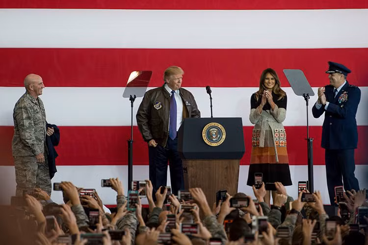 Tổng thống Donald Trump với chiếc áo khoác biểu tượng của không lực Mỹ tại Thái Bình Dương trong bài phát biểu trước hàng trăm binh sĩ Mỹ tại Yokota. Nguồn ảnh: Không quân Mỹ.