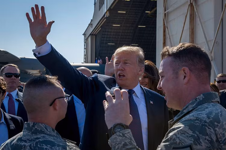 Hình ảnh Tổng thống Trump chào tạm biệt các binh sĩ Mỹ cũng như người dân tại căn cứ Yokota trước khi có cuộc gặp Thủ tướng Nhật Bản Shinzo Abe tại Câu lạc bộ Kasumigaseki ở Kawagoe. Nguồn ảnh: Không quân Mỹ.