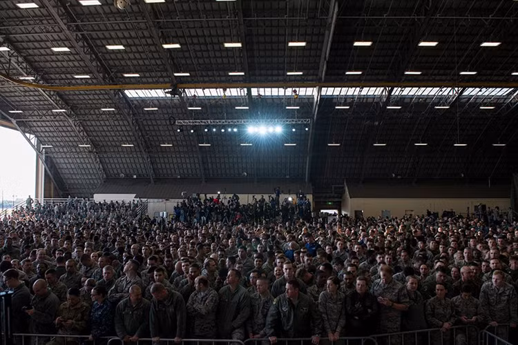 Các binh sĩ Mỹ tại căn cứ Yokota đón chờ bài phát biểu đầu tiên của Tổng thống Trump tại Nhật Bản. Nguồn ảnh: Không quân Mỹ.