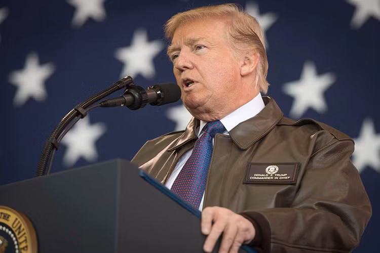 Hình ảnh Tổng thống Donald Trump trong bài phát biểu trước hàng trăm binh sĩ Mỹ tại Yokota. Nguồn ảnh: Không quân Mỹ.