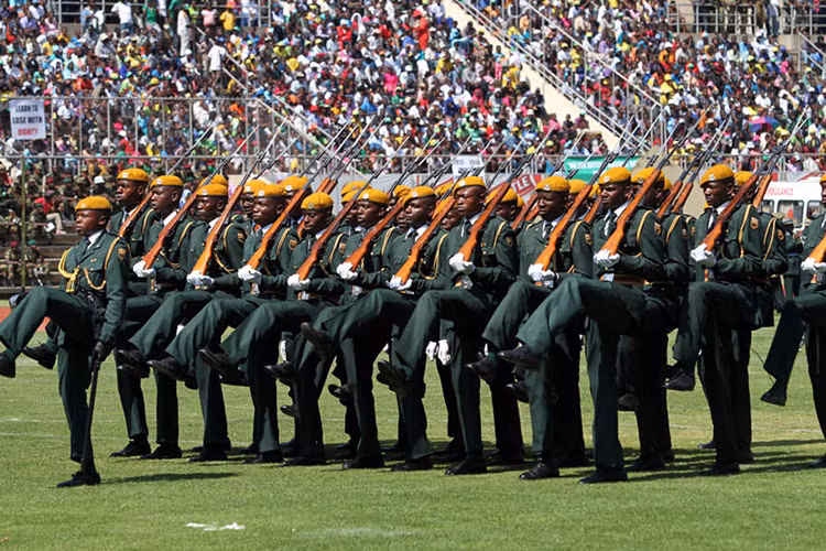 Còn Quân đội Zimbabwe cũng được thành lập vào năm 1980 được hợp thành từ nhiều lực lượng vũ trang quân sự và bán quân sự có xuất thân từ Quân đội Rhodesian và Zimbabwe Rhodesia trước đây. Quy mô của quân đội này hiện nay khoảng 30.000 quân, trong đó có tới hơn 21.000 quân là bán quân sự. Nguồn ảnh: China News.