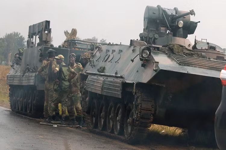 Tuy nhiên, sau đó Tư lệnh Quân đội Zimbabwe Tướng Constantino Chiwenga đã lên tiếng tuyên bố Quân đội Zimbabwe (lực lượng tình nghi tiến hành đảo chính) không hề tham gia hay thực hiện bất cứ một cuộc chính biến nào ở thủ đô Harare, mà chỉ đang vây bắt một số phần tử tội phạm. Tướng Constantino Chiwenga cũng tuyên bố gia đình Tổng thống Robert Mugabe đang được quân đội nước này bảo vệ an toàn. Nguồn ảnh: Quartz.