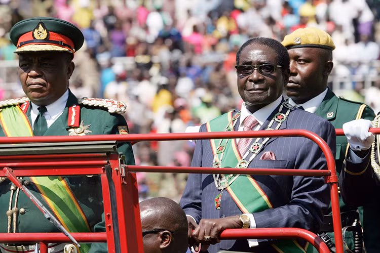 Trong sáng nay (15/11), các hãng thông tấn lớn trên thế giới đều đồng loạt đưa tin Zimbabwe xảy ra đảo chính khi hàng trăm binh sĩ được vũ trang xuất hiện tại thủ đô Harare chiếm giữ đài truyền hình và một loạt các vị trí đầu não khác. Ngay sau đó xuất hiện thông tin Tổng thống Zimbabwe Robert Mugabe tố cáo Tư lệnh Quân đội nước này là Tướng Constantino Chiwenga làm đảo chính quân sự ở Zimbabwe . Nguồn ảnh: Bloomberg.