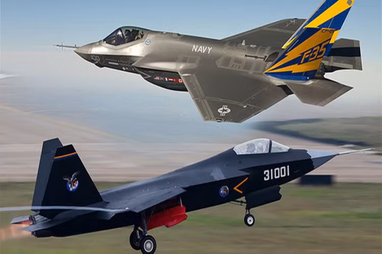Đầu tiên, mặc dù có ý kiến cho rằng J-31 chính là F-35 phiên bản Trung Quốc, nhưng đa phần nhận xét đều cho rằng thực chất nó là biến thể thu nhỏ của F-22 khi sử dụng kết cấu 2 động cơ cùng sự tương đồng về hình dáng cánh cùng với phần mũi. Nguồn ảnh: topsarabia.