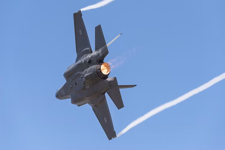 F-135 giúp cho F-35 đạt tốc độ tối đa 1.931 km/h, trong khi vận tốc lớn nhất của J-31 là xấp xỉ 2.000 km/h, chênh lệch không đáng kể nhưng J-31 chưa thể bay hành trình siêu âm như F-35. Bên cạnh đó, bán kính chiến đấu của J-31 chỉ đạt 900 km còn F-35 lên tới 1.100 km, rõ ràng sức mạnh động cơ vượt trội đã tạo nên những ưu thế trên. Nguồn ảnh: digi.no.