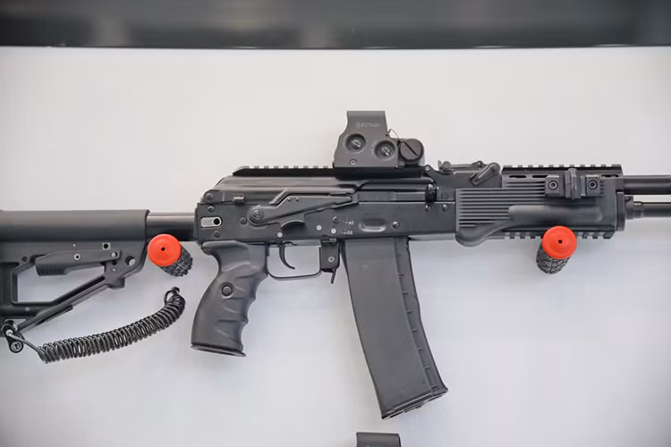 Thông số kỹ thuật của cơ bản của AK-103M: Trọng lượng chiến đấu 4.1kg chưa bao gồm hộp tiếp đạn, chiều dài tiêu chuẩn của súng là 940mm khi mở báng súng và 880mm khi gấp báng. Tốc độ bắn tiêu chuẩn của AK-103M là 6000 viên/phút. Súng có hai chế độ bắn là tự động và bán tự động với chiều dài nòng cơ sở 415mm. Nguồn ảnh: