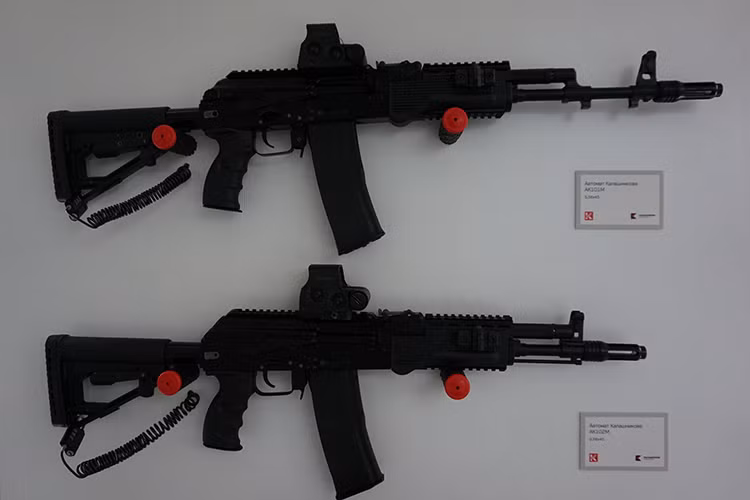Theo Công ty xuất nhập khẩu vũ khí nhà nước Rosoboronexport của Nga, các yêu cầu trên của Ấn Độ chỉ xuất hiện ở các dòng súng trường tấn công kiểu cũ của Liên Xô trước đây như AK-47 hay AKM còn đối với súng trường tấn công hiện đại của Nga hiện nay không cần đến các chi tiết này bởi chúng đã được tối ưu hóa. Nguồn ảnh: mybb.ru