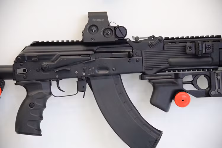 Theo đó ở biến thể nâng cấp của AK-103M nắp hộp khóa nòng của súng sẽ được cải tiến với việc tích hợp sẵn thanh rail tiêu chuẩn MIL-STD-1913 cho phép người dùng tích hợp lên súng các thiết bị hổ trợ bắn hiện đại. Bên cạnh đó, ốp tay phía trước súng cũng sẽ được trang bị MIL-STD-1913 ở tất cả các mặt cho phép gắn thêm tay cầm, đèn pin hay ngắm laser. Tuy nhiên, thước ngắm cơ khí tiêu chuẩn trên AK-103M vẫn được giữ nguyên như các phiên bản AK-103 trước đây. Nguồn ảnh: