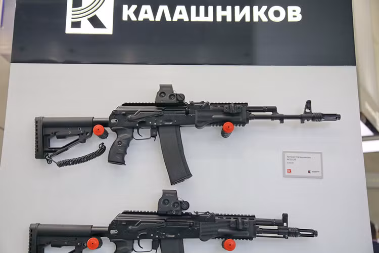 Về thiết kế AK-103M có thiết kế gần như tương đồng với các phiên bản trước đó nhưng được bổ sung và cải tiến một vài chi tiết để phù hợp hơn với yêu cầu sử dụng của binh sĩ trong tác chiến hiện đại, đây cũng là điều khiến dòng súng này luôn bị “thua thiệt” so với các mẫu súng của phương Tây trong các hợp đồng xuất khẩu trước đây. Trong ảnh trên cùng là biến thể AK-101M có thiết kế tương tự A-103M mới được Tập đoàn Kalashnikov giới thiệu. Nguồn ảnh: The Firearm Blog.