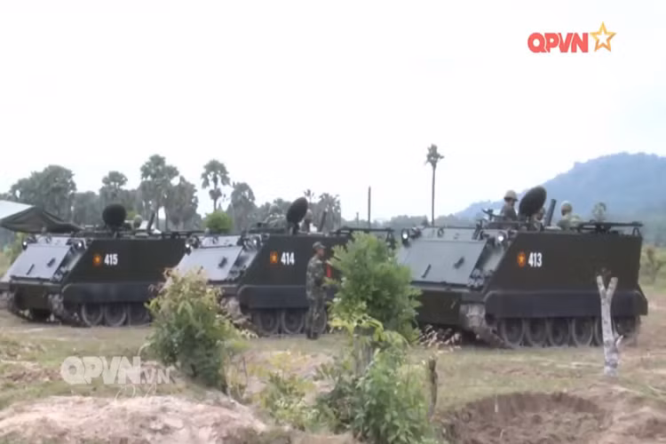 Theo đó, các đơn vị kỹ thuật của Quân khu 9 đã cải tiến súng cối 100mm có sẵn trong trang bị để lắp đặt lên trên xe bọc thép chở quân M113, khắc phục triệt để các nhược điểm bất lợi về mặt địa hình mà các đơn vị pháo binh của quân khu đang vướng phải trong quá trình huấn luyện và sẵn sàng chiến đấu. Nguồn ảnh: QPVN.