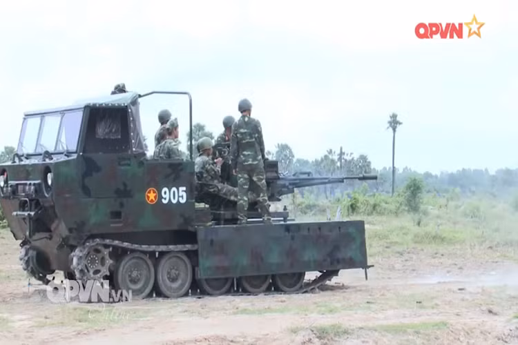 Với trọng lượng chiến đấu chỉ nhỉnh hơn 1 tấn pháo phòng không ZU-23-2 hoàn toàn thích hợp khi được triển khai trên khung gầm bánh xích đặc chủng M548 vốn có tải trọng lên đến 5 tấn. Nguồn ảnh: QPVN.
