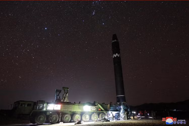 Dù vậy quá trình triển khai Hwasong-15 mất khá nhiều thời gian và cần được đặt trên địa hình bằng phẳng do xe phóng di động của nó không thể giữa nổi tên lửa trong giai đoạn phóng, và nó chỉ có nhiệm vụ chuyên chở và triển khai tên lửa Hwasong-15 đến vị trí phóng. Nguồn ảnh: Rodong Sinmun.