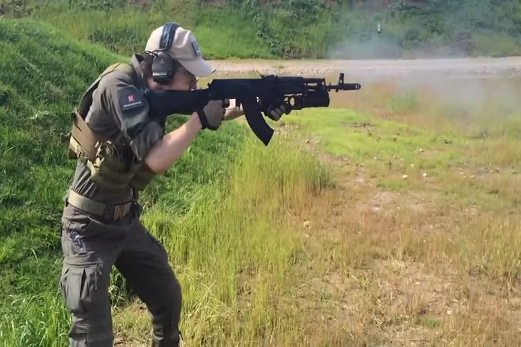 Để chứng minh cho nhận định này ta có thể so sánh một số lợi thế trên AK-103M, một là việc nó sử dụng cỡ đạn tiêu chuẩn 7,62x39mm vốn đang được Việt Nam sử dụng rộng rãi, hai là AK-103M mang các thiết kế đặc trưng của dòng AK series đã khá quen thuộc với mỗi người lính Việt Nam và ba là dòng AK-103 từ lâu đã được đánh là một mẫu súng bền bỉ và đáng tin cậy trên chiến trường và thích hợp cho môi trường chiến tranh hiện đại. Nguồn ảnh: Kalashnikov.