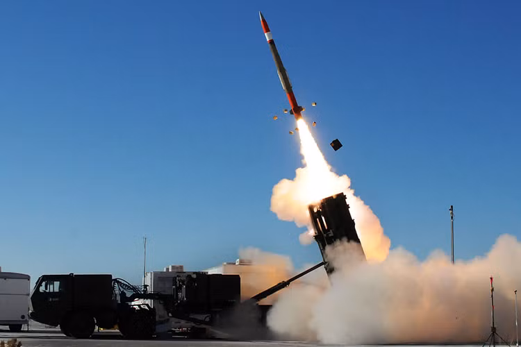Dĩ nhiên vẫn còn một số lo ngại về năng lực thực sự của MIM-104 Patriot nhưng phải nhìn nhận thực tế rằng tính đến thời điểm hiện tại, chỉ có duy nhất các hệ thống phòng thủ tên lửa này của Mỹ là đã trải qua thực chiến và thu về một tỷ lệ thành công nhất định. Nguồn ảnh: Military.com.