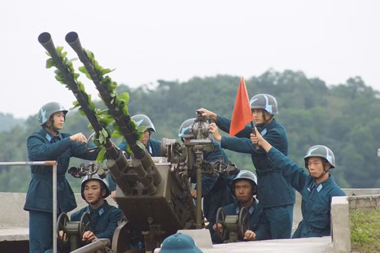 Nằm trong đội hình của Tiểu đoàn Pháo phòng không 105 (Sư đoàn 363, Quân chủng Phòng không - Không quân), Đại đội Pháo phòng không 23 có nhiệm vụ sẵn sàng chiến đấu, bảo vệ vùng trời Đông Bắc Tổ quốc. Ảnh: Chiến sĩ Đại đội 23 hiệp đồng khẩu đội bắn mục tiêu trên không.
