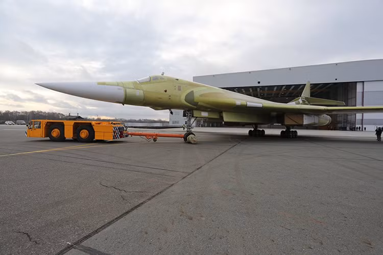 Hình ảnh nguyên mẫu Tu-160M2 lăn bánh ra khỏi nhà xưởng của nhà máy Kazan trước sự chứng kiến của toàn bộ nhân viên của nhà máy cũng như đại diện Không quân Nga, được biết dây chuyền sản xuất Tu-160 của Nga đã dừng hoạt động từ năm 2008 và mới được khởi động lại gần đây. Nguồn ảnh: Maxim Platonov