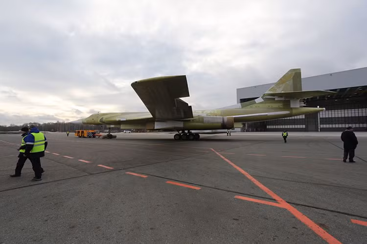 Tu-160 là một trong những dòng máy bay ném bom chiến lược âm có thiết kế theo kiểu cánh cụp cánh xòe độc nhất vô nhị vô nhị trên thế giới, hiện chỉ có Nga và Mỹ mới sở hữu. Kết hợp với đó là hệ thống động cơ Samara NK-321 (4 chiếc), Tu-160 có thể đạt tốc độ hành trình tối đa lên đến Mach 2,05 tương đương với 2220 km/h. Nguồn ảnh: Maxim Platonov