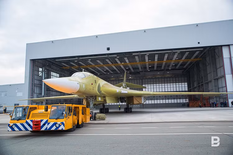Hiện tại Không quân Nga đang có kế hoạch đưa vào trang bị khoảng 50 chiếc Tu-160M2 trong đó bao gồm cả số Tu-160 được nâng cấp và sản xuất mới nhằm hiện đại hóa phi đội máy bay ném bom chiến lược của nước này, cùng với đó dần loại biên dòng máy bay ném bom chiến lược Tu-95 vốn đã hoạt động hơn 50 năm nay. Nguồn ảnh: Maxim Platonov