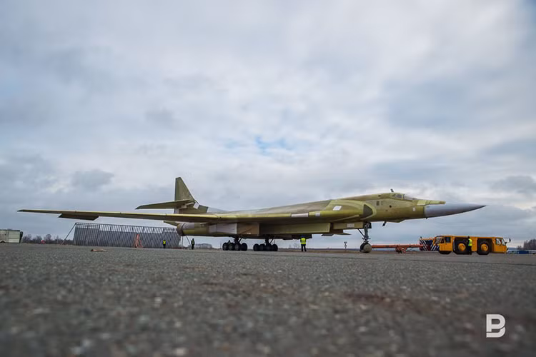 Hình ảnh nguyên mẫu Tu-160M2 khi nhìn từ xa. Mỗi chiếc Tu-160 có phi hành đoàn chỉ 4 người và có tầm tác chiến lên đến hơn 7.000km với trần bay tối đa 16.000 mét. Nguồn ảnh: Maxim Platonov