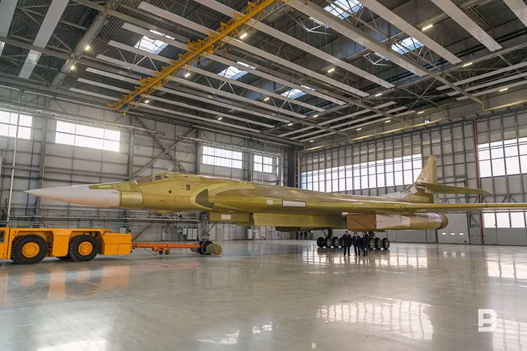 Tu-160M2 là biến thể mới nhất của dòng máy bay ném bom chiến lược siêu thanh Tupolev Tu-160 (định danh NATO: Blackjack) được Liên Xô phát triển trong giai đoạn cuối của chiến tranh Lạnh và được đưa vào trang bị chính thức từ năm 1987. Trong khi đó dây chuyền sản xuất Tu-160 được khởi động từ năm 1984. Nguồn ảnh: Maxim Platonov