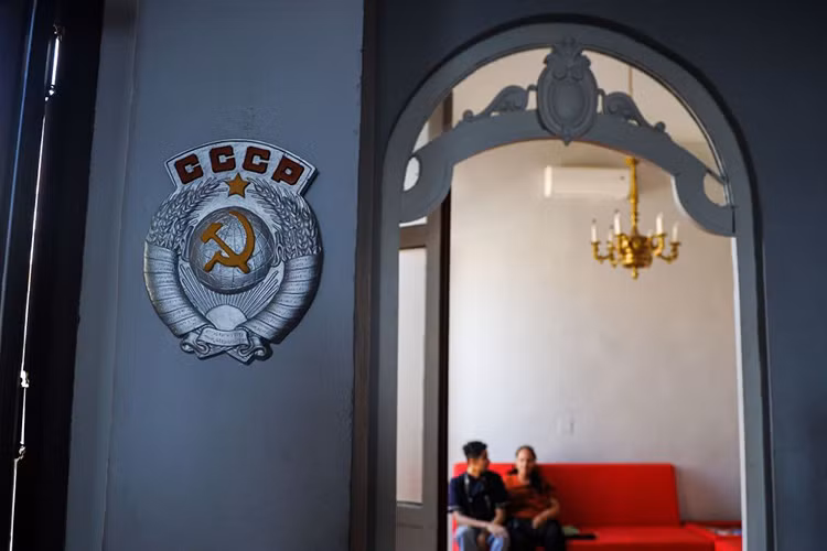 Quốc huy của Liên Xô được treo trong nhà hàng Nazdarovie. Nguồn ảnh: Sputnik.