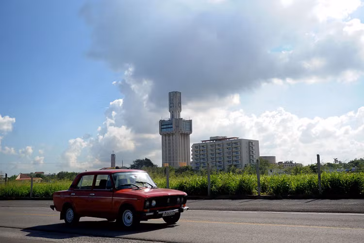Một chiếc xe hơi Lada do Liên Xô sản xuất trước đây chạy ngang qua Đại sứ quán Nga ở La Habana. Nguồn ảnh: Sputnik.