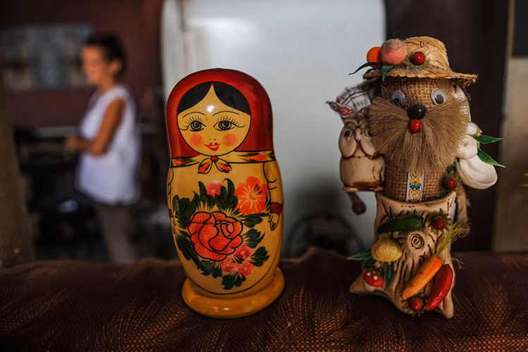 Hình ảnh những con búp bê Nga được chụp tại nhà của nhà thiên văn học người Nga Svetlana Oparina, ông sống tại La Habana cùng với vợ là bác sĩ Eugenio Reyes. Nguồn ảnh: Sputnik.