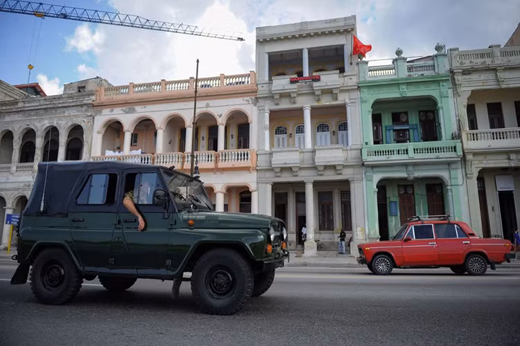 Cuba và Liên Xô thiết lập quan hệ ngoại giao chính thức từ năm 1959. Kể từ đó La Habana và Moscow có mối liên hệ gắn kết với nhau. Năm 1991, khi Liên Xô tan rã thì Cuba vẫn là một trong số ít nước trên thế giới vẫn duy trì chủ nghĩa xã hội. Hình ảnh một chiếc xe UAZ do Liên Xô chế tạo đi trên một con phố tại La Habana. Nguồn ảnh: Sputnik.
