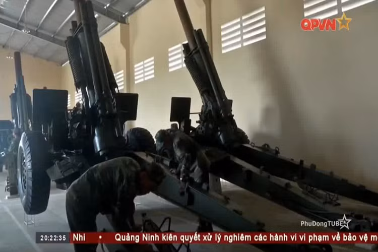 Dựa trên phóng sự mới đây của kênh Quốc phòng Việt Nam trong công tác đảm bảo kỹ thuật hậu cần của Quân khu 5, ta có thể thấy chúng ta vẫn còn niêm cất và bảo quản một số lượng đáng kể pháo kéo M114 trong biên chế. Và hiện tại ngành kỹ thuật hậu cần quân đội đang từng bước khắc phục những hạn chế còn tồn đọng khiến M114 chưa thể phát huy toàn diện khả năng của mình. Nguồn ảnh: QPVN.