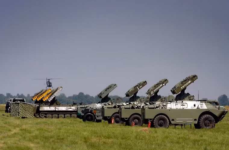 Một góc ảnh có sự xuất hiện của cả 9K31 Strela-1 và hậu duệ của nó sau này là 9K35 Strela-10. Hiện tại, 9K31 Strela-1 vẫn xuất hiện trong biên chế quân đội một số nước Đông Âu chứ chưa bị loại biên hoàn toàn. Nguồn ảnh: Russian Arms.