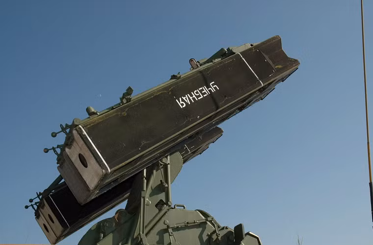 Đến năm 1970, SA-9 được cải tiến thành SA-9B với tên lửa 9M31M bổ sung bộ phận làm lạnh đầu dò hồng ngoại, giúp đối phó tốt hơn trước mồi bẫy nhiệt cũng như một vài phương tiện đối kháng điện tử khác của đối phương. Nguồn ảnh: Russian Arms.