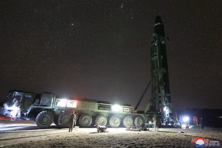 Theo đó trong đợt thử nghiệm Hwasong-15, tên lửa Triều Tiên đã đạt tới độ cao xấp xỉ 4.500km cao nhất từ trước tới nay và hành trình bay của Hwasong-15 kéo dài tới 53 phút trước khi rơi xuống vùng biển Nhật Bản. Trong khi đó hành trình bay của Hwasong-15 chỉ đạt khoảng 960km. Nguồn ảnh: Rodong Sinmun.