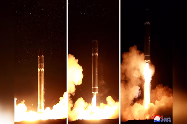 Cận cảnh tên lửa Hwasong-15 rời khỏi bệ phóng vào lúc 2h48 rạng sáng 29/11, ta có thể thấy xe đặc chủng mang theo tên lửa đã được đưa ra khỏi bãi phóng và tên lửa Hwasong-15 được phóng đi từ một bệ phóng cố định. Nguồn ảnh: Rodong Sinmun.