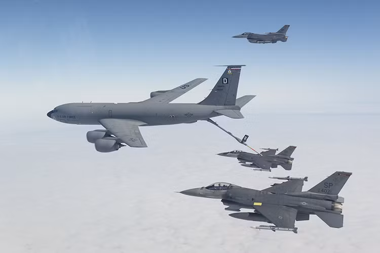 Như đã biết, quy mô của Không lực Mỹ (chưa tính không quân hải quân, lục quân và thủy quân lục chiến) đã là lớn nhất thế giới với 5.000 máy bay các loại, trong đó riêng phi đội máy bay tiếp dầu đã là 500 chiếc, chiếm 2/3 số lượng toàn thế giới, bảo đảm cung cấp nhiên liệu đầy đủ 24/7 suốt 365 ngày trong năm để Quân đội Mỹ có thể làm tốt nhiệm vụ trên toàn thế giới. Nguồn ảnh: The Aviationist.