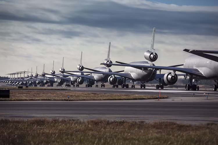 Ngoài loại KC-46A Pegasus chỉ mới được biên chế, Không lực Mỹ có tổng cộng 400 chiếc KC-135 Stratotanker, 60 chiếc KC-10 Extender, đây đều là các loại máy bay hạng nặng có tầm hoạt động rộng và sức chứa rất lớn, đủ để đảm bảo hậu cần cho cả một phi đội hỗn hợp. Nguồn ảnh: The Aviationist.