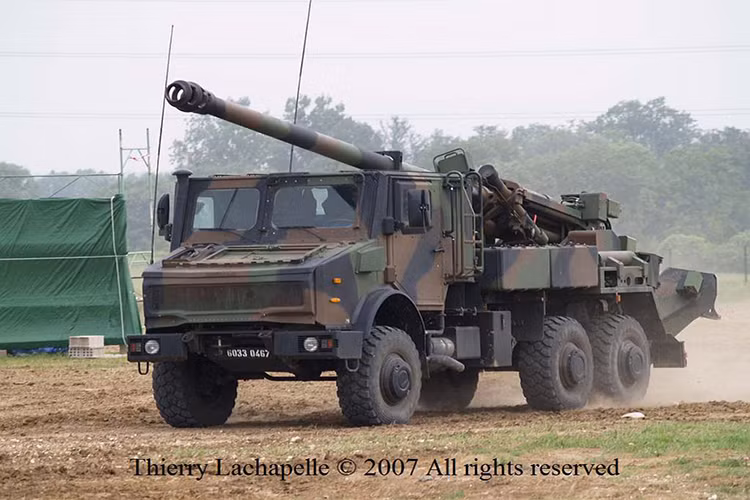 Trong tháng 3/2015, các trang tin quân sự nước ngoài cho biết, Tập đoàn chế tạo vũ khí Nexter của Pháp đang tích cực xúc tiến thương vụ bán tới 108 hệ thống pháo tự hành CAESAR 155mm cho Việt Nam, giai đoạn đầu sẽ cung cấp trước 18 khẩu. Nguồn ảnh: Thierry Lachapelle.