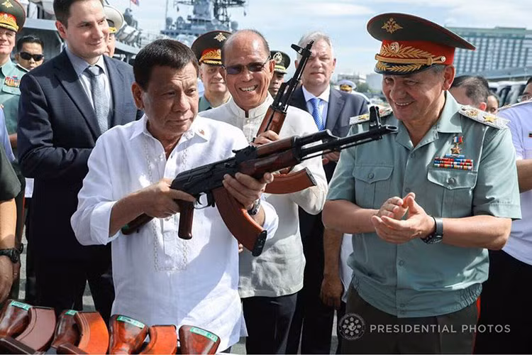 Thêm chi tiết nữa cũng rất nên quan tâm, đó là Quân đội Philippines đang cho thấy sự biến đổi khi nhận vào biên chế các loại vũ khí do Nga, Trung Quốc sản xuất chứ không còn tin dùng vào sản phẩm của Mỹ nữa. Nguồn ảnh: chính phủ Philippines.