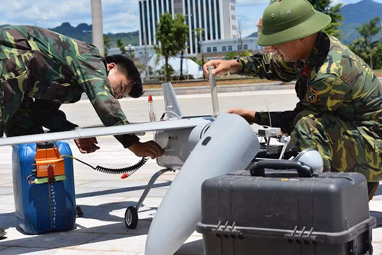 Về thiết kế một hệ thống UAV VT-Pigeon được cấu thành từ ba hệ thống chính gồm một phương tiện vận tải đặc chủng, 3 phương tiện bay UAV, trung tâm điều khiển mặt đất và hệ thống thông tin liên lạc. Nguồn ảnh: ictnews.