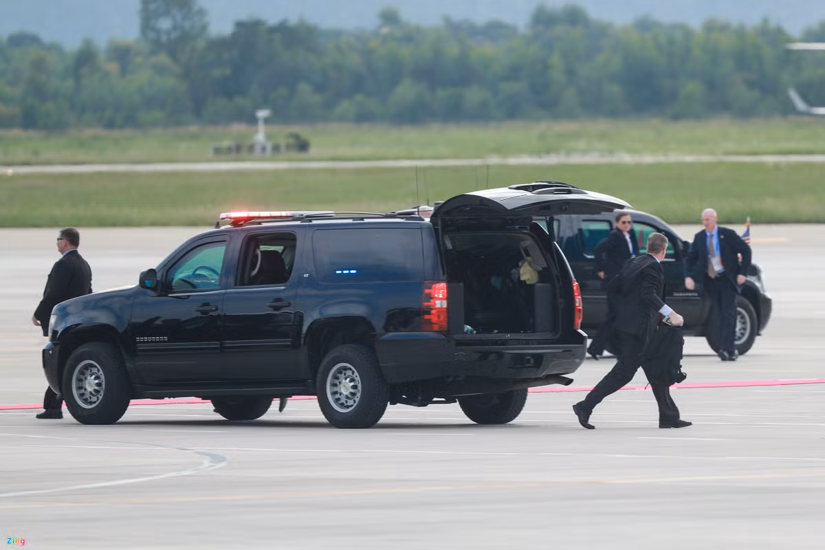 Trong mỗi chuyến công du nước ngoài, Tổng thống Donald Trump được bảo vệ chặt chẽ bởi các mật vụ. Trong đó, các mật vụ mặc vest, đeo kính đen thường đi sát Tổng thống Trump. Vũ khí họ mang theo chủ yếu là súng ngắn SIG Sauer P229. Ảnh: Hải An.