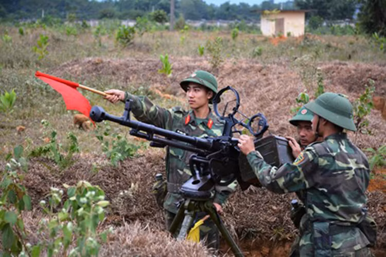 Khẩu đội Súng máy Phòng không 12,7mm Tiểu đoàn 16 thực hành lấy phần tử bắn và tiêu diệt mục tiêu.