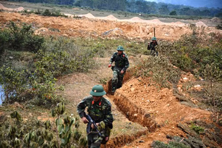 Lực lượng bộ binh xung phong tiêu diệt mục tiêu.
