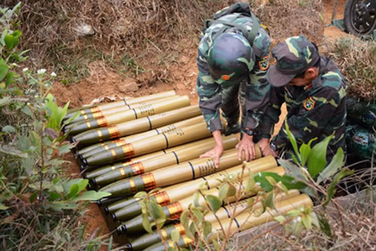 Chuẩn bị đạn Pháo chống tăng 85mm.