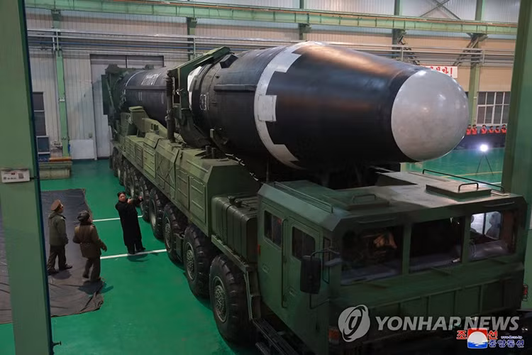 Hình ảnh Chủ tịch Kim Jung Un của Triều Tiên bên cạnh bệ phóng di động của tên lửa Hwasong-15 trong buổi phóng hôm 29/11, thiết kế của Hwasong-15 cũng giới chuyên gia phân tích nhận định “khác biệt” hơn hẳn so với các mẫu ICBM từng được Triều Tiên công bố. Nguồn ảnh: Rodong Sinmun.