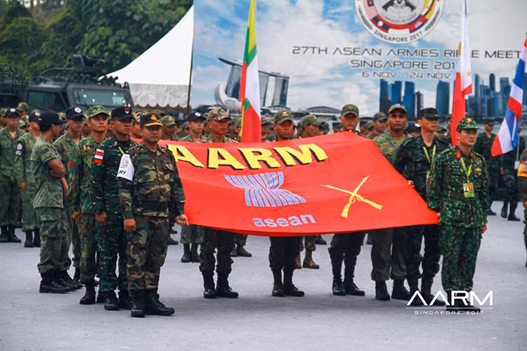 Diễn ra lần đầu năm 1991 tại Malaysia, AARM là giải bắn súng quân dụng thường niên giữa các tay súng của quân đội các nước ASEAN. Không chỉ là nơi tranh tài giữa các tay súng tài năng nhất trong lực lượng lục quân 10 quốc gia Đông Nam Á, AARM còn là dịp để nâng cao tình hữu nghị, sự hiểu biết, học tập lẫn nhau và góp phần thúc đẩy mạnh mẽ quan hệ hợp tác giữa quân đội các nước ASEAN. Nguồn ảnh: AARM 2017.