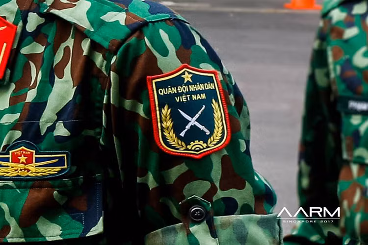 Bên cạnh đó quân hiệu trên mũ, hay sao và vạch trên quân hàm kết hợp đã sử dụng chất liệu chỉ thêu, không dùng kim loại như trước nữa, việc này có tác dụng hơn khi hành quân trong đêm tối, sẽ không bị phản chiếu ánh sáng khi ánh đèn quét qua dẫn tới lộ vị trí. Nguồn ảnh: AARM 2017.