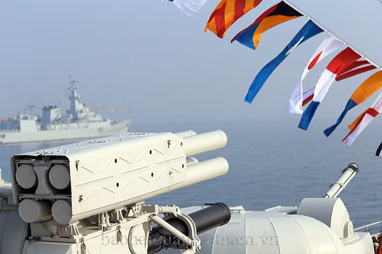 Cận cảnh tổ hợp vũ khí Palma-SU và hải pháo AK-176M trên tàu hộ vệ tên lửa 012 -Lý Thái Tổ lớp Gerpard 3.9 của Hải quân Việt Nam tham gia Diễn tập đa phương Hải quân Asean (AMNEX-2017). Nguồn ảnh: Viettimes