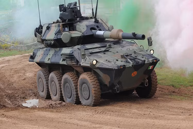  Xe tăng bánh lốp Centauro của Italia là sản phẩm do Iveco Fiat và Oto Melara liên kết phát triển, nó sử dụng khung gầm bánh lốp với 4 cầu chủ động cho khả năng cơ động cao. Giáp sườn xe chịu được đạn 14,5 mm, giáp trước chống được đạn 25 mm, lên tới 30 mm khi lắp thêm giáp phụ. Nguồn ảnh: YouTube.